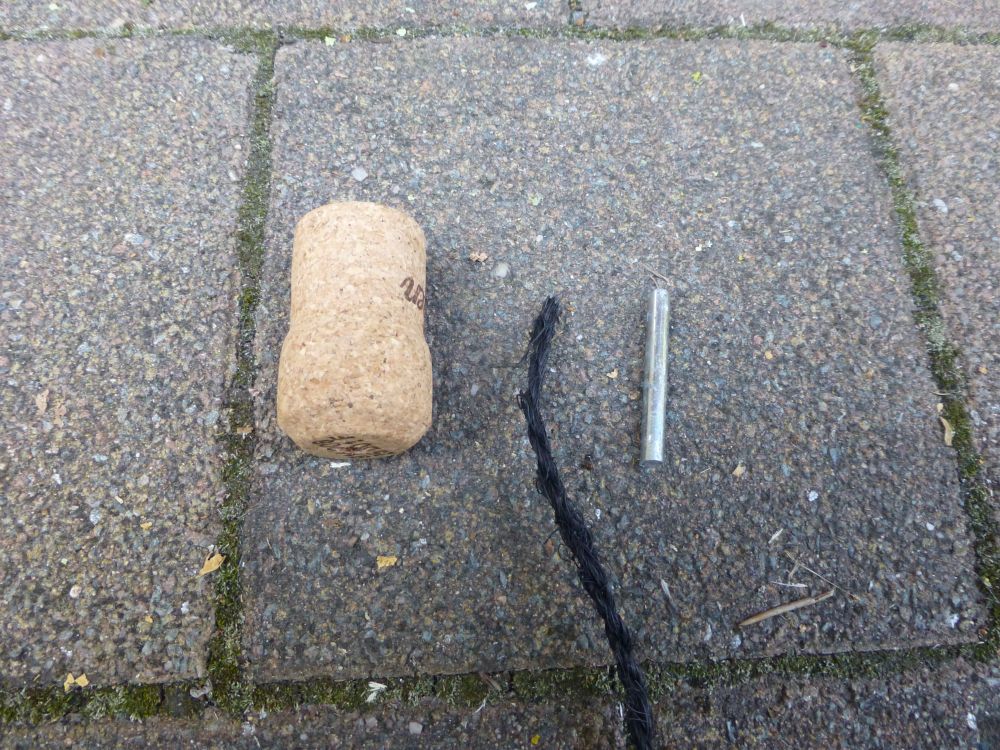 Material für die Beschwerung der Hanfschnüre zum Vogelanprallschutz vor großen Fenstern: Korken mit Loch, Hanfschnur und Metallstift, Foto: Kilian Peisker