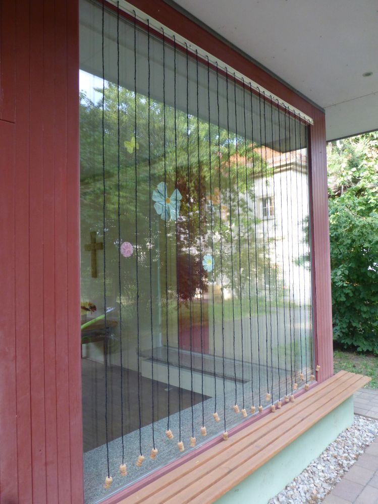Fertiger Vogelanflugschutz aus schwarzen Hanfschnüren vor einem großen Fenster, Foto: Kilian Peisker